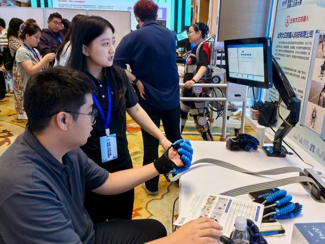 从康复训练到护理陪伴 智能机器人成为养老“新帮手”(图2)