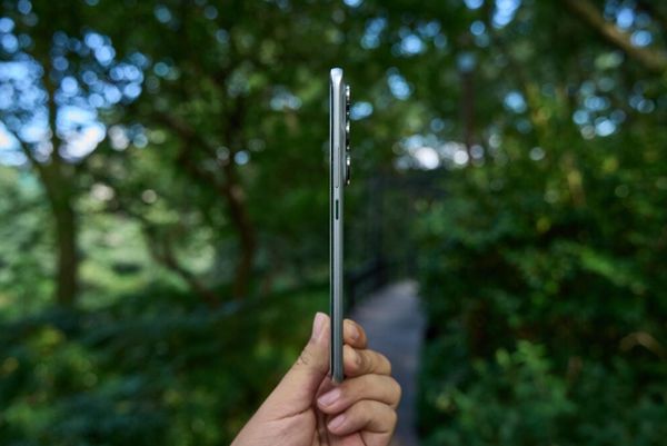 中国品牌发布全球最薄的3D曲面屏手机 机身595mm(图2)